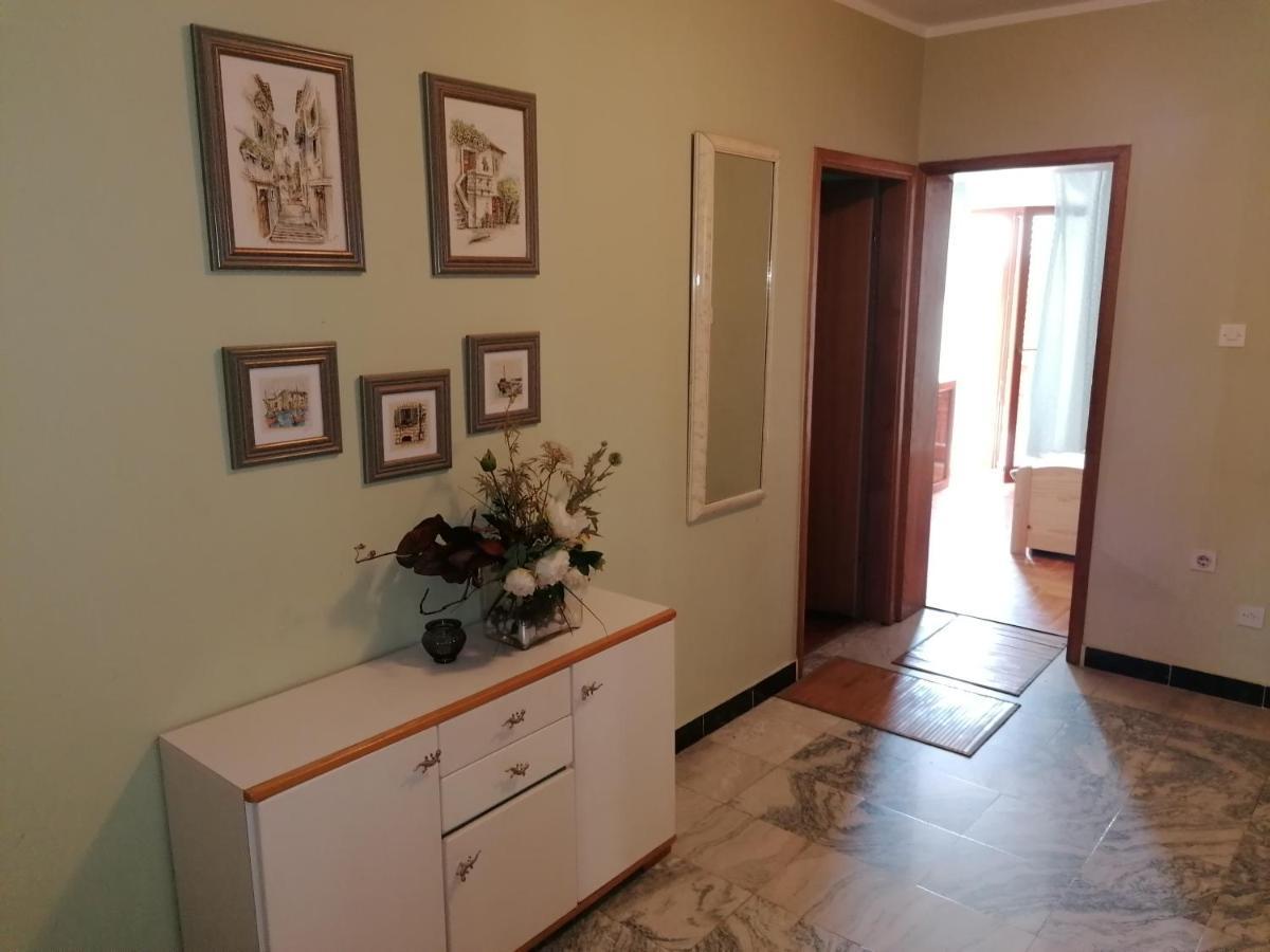 Near Beach - Apartments Marica Ровин Екстериор снимка