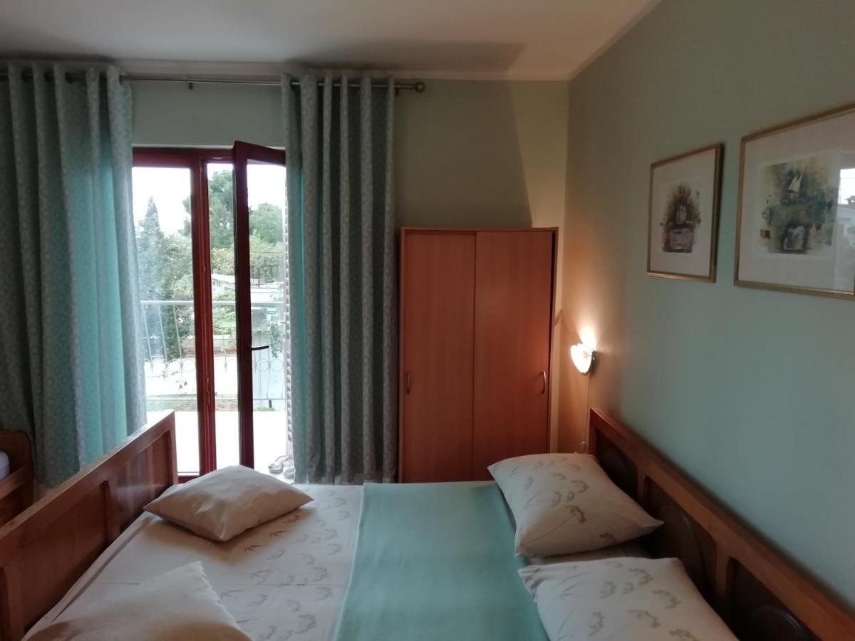 Near Beach - Apartments Marica Ровин Екстериор снимка