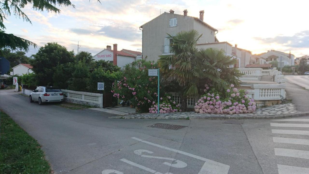 Near Beach - Apartments Marica Ровин Екстериор снимка