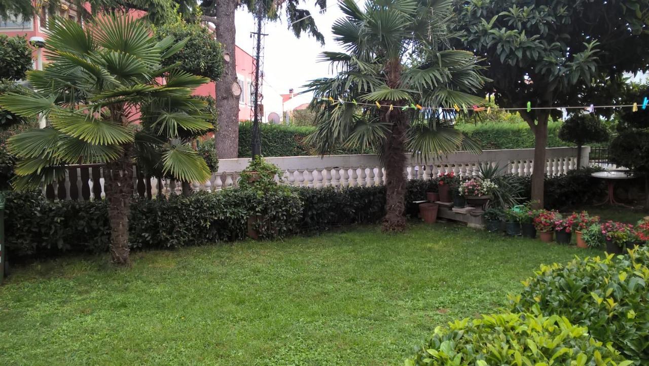 Near Beach - Apartments Marica Ровин Екстериор снимка