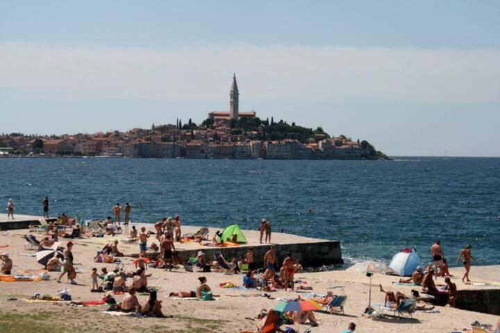 Near Beach - Apartments Marica Ровин Екстериор снимка